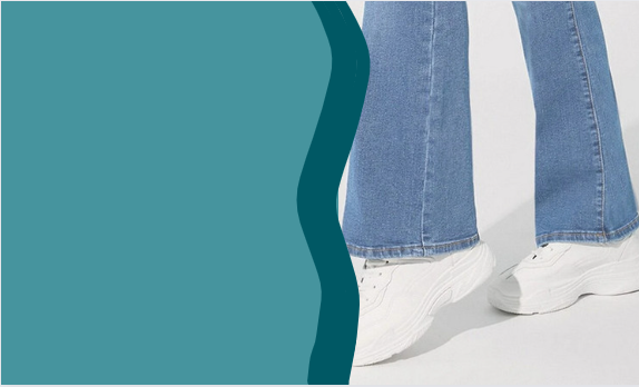 Bootcut Jeans Are Back! (+ The Best Shoes & Boots To Wear With Them) - The  Mom Edit